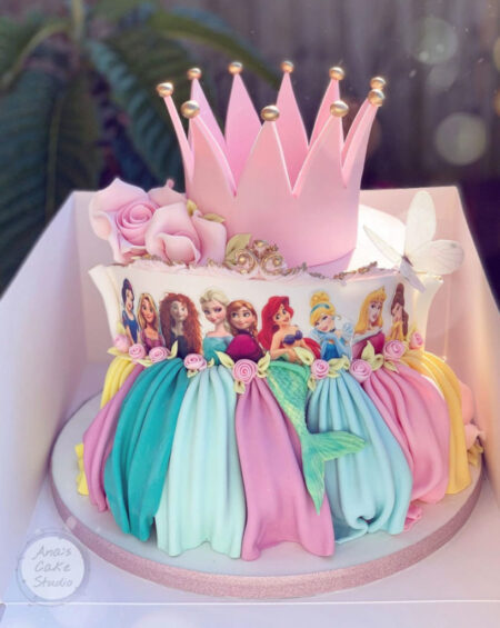 Decoração de bolo tema: Princesas Disney 👑 . . . #decoracionpasteles