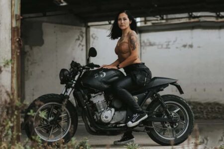mulher-de-moto