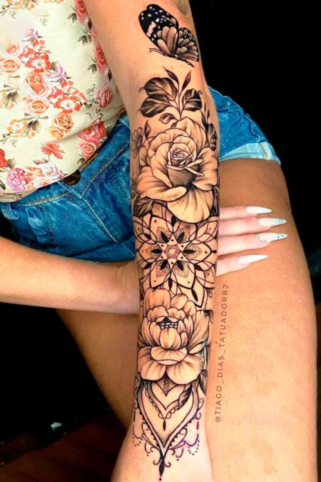 tatuagem-feminina-braco-fechado-flores