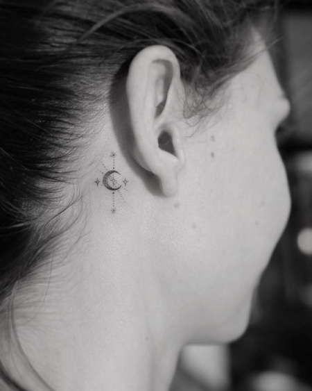 tatuagem-feminina-atras-da-orelha