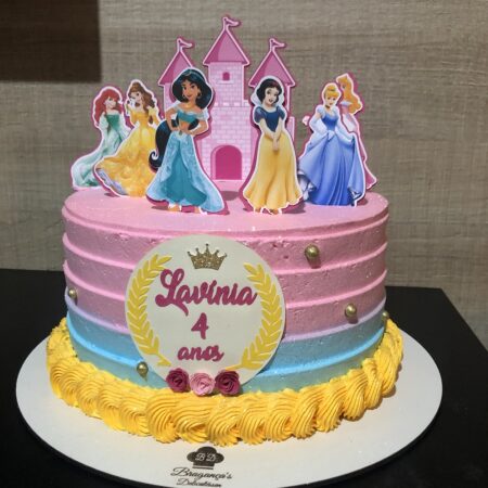 Confeitando bolo de princesas 