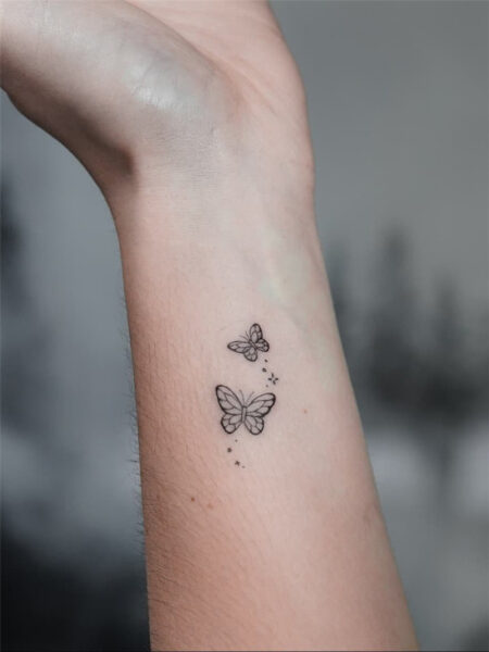 Tatuagens de borboleta minimalistas para mulheres que evoluíram e