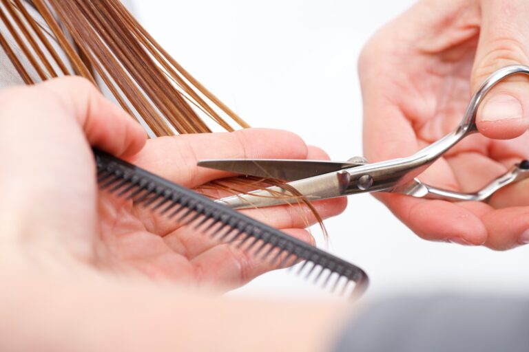 Como cortar as pontas do cabelo em casa