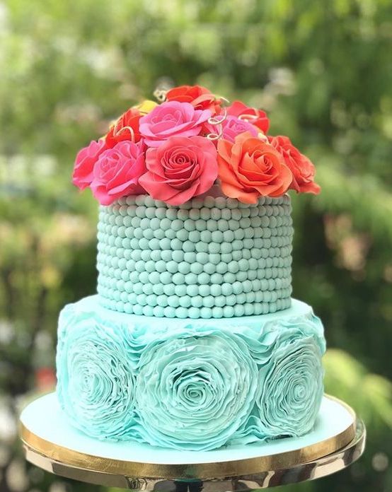 Azul Tiffany #cake #macarons  Bolo de casamento com rosas vermelhas, Bolos  de aniversário verde, Bolo de aniversário com flores
