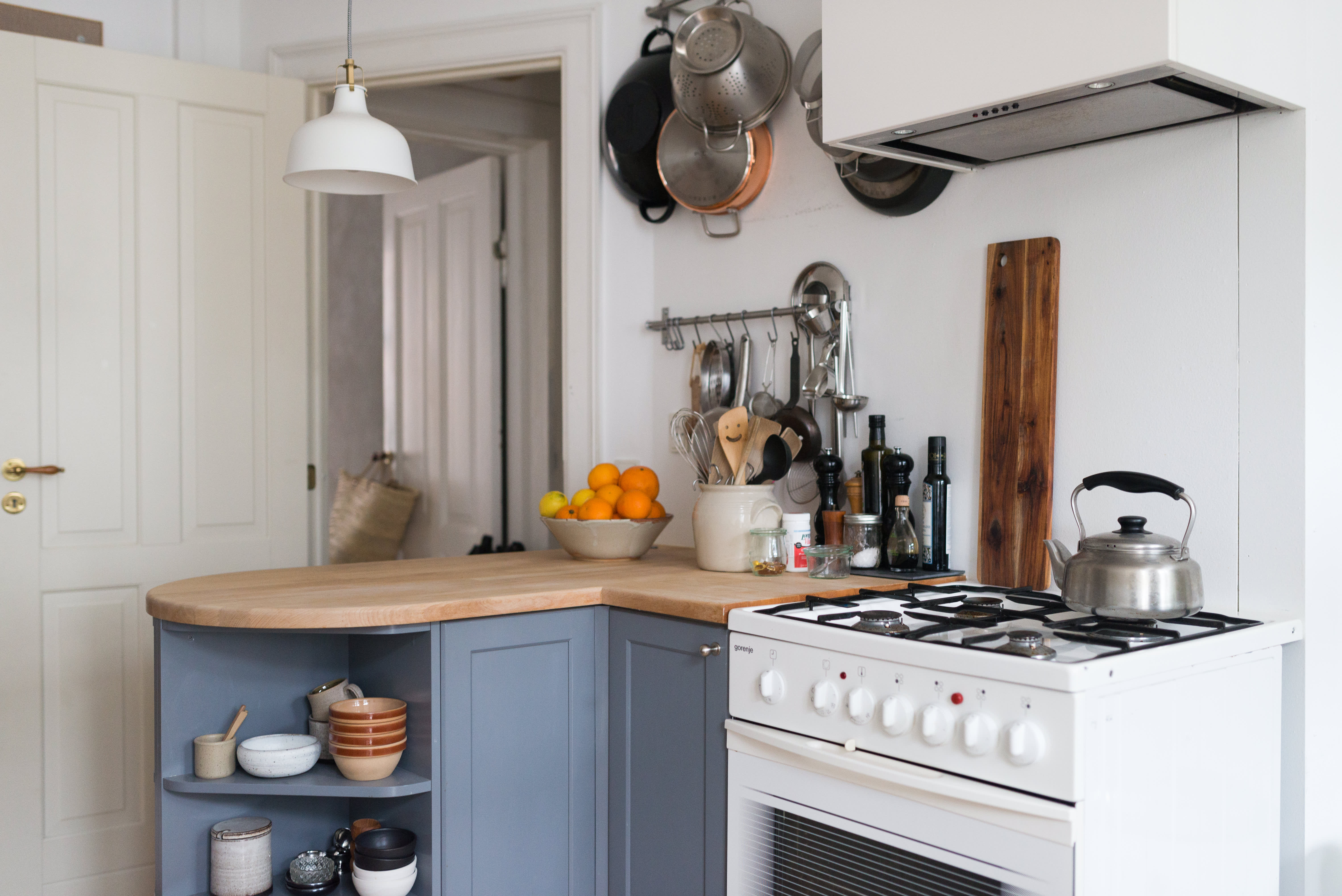 16 Ways to Squeeze a Little Extra Storage Out of a Small Kitchen   Armazenamento cozinha pequena, Cozinha de aluguer, Faça você mesmo cozinha