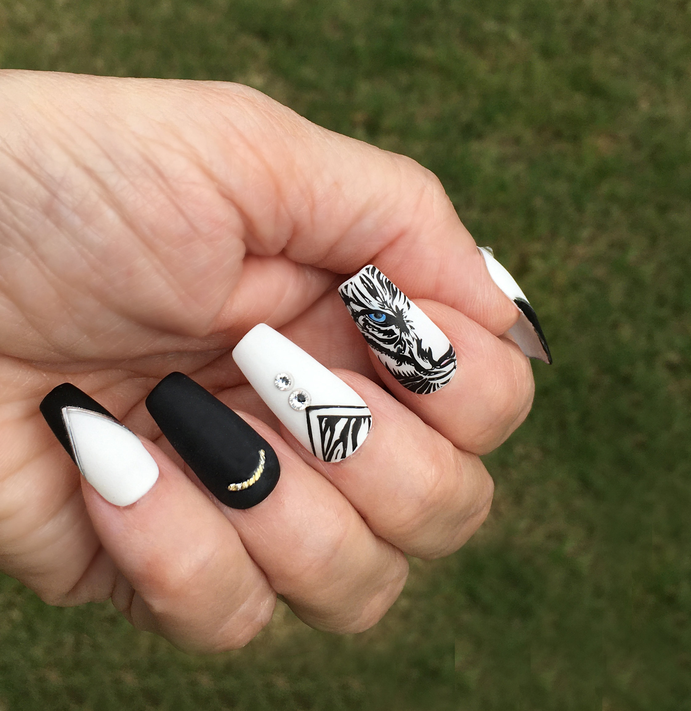 Decorated nails in black and white