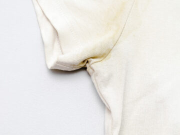 Qual volume de água oxigenada para tirar mancha de roupa branca?