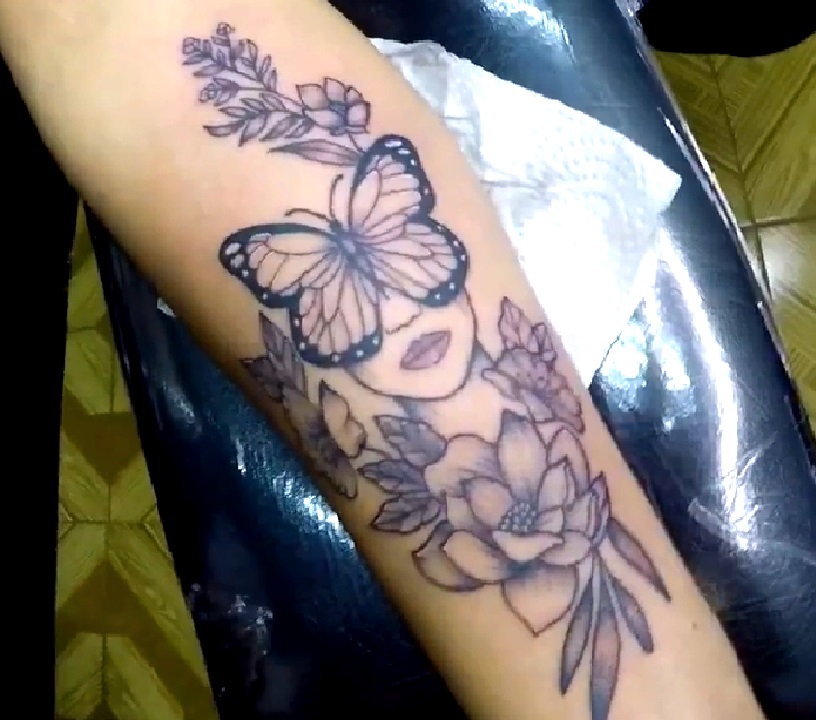 Tatuagem de Borboleta no Braço Com Flores
