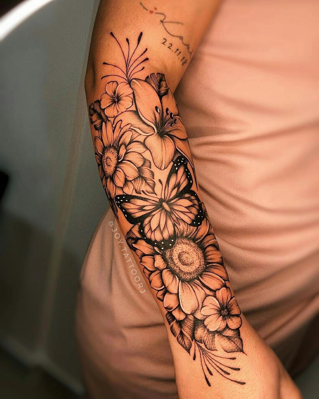 Tatuagem de Borboleta no Braço Com Flores