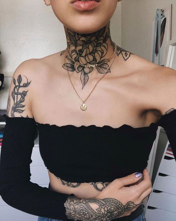 Tatuagem Feminina No Pescoço Grande