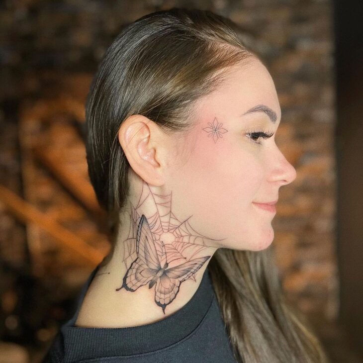 Tatuagem Feminina No Pescoço Grande