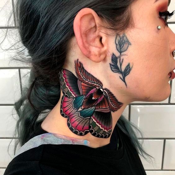 Tatuagem Feminina No Pescoço Colorida