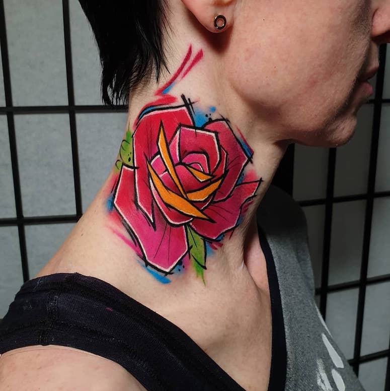 Tatuagem Feminina No Pescoço Colorida