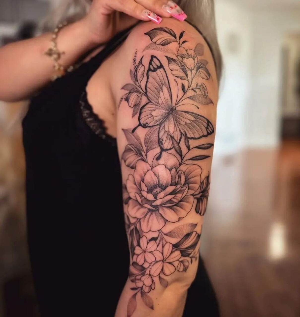 tatuagem-feminina-com-flores-no-braco