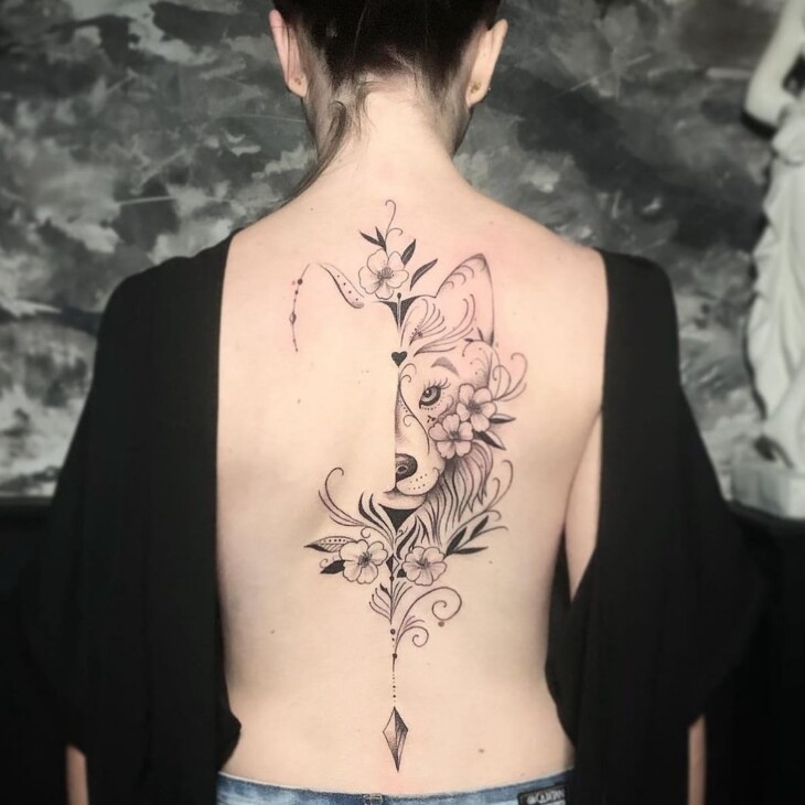tatuagem de lobo feminina nas costas