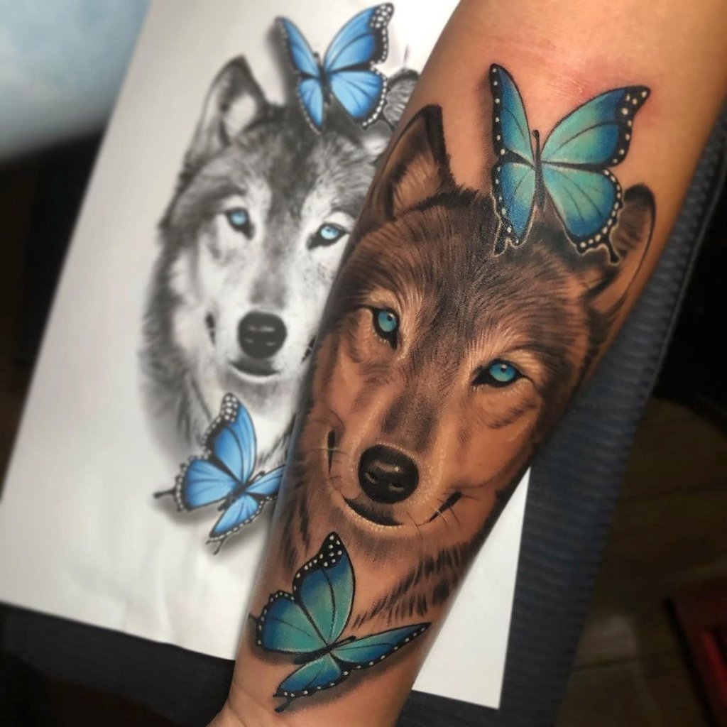 tatuagem de lobo feminina no braço