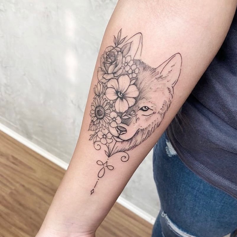 tatuagem de lobo feminina no braço