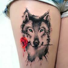 tatuagem de lobo feminina na coxa