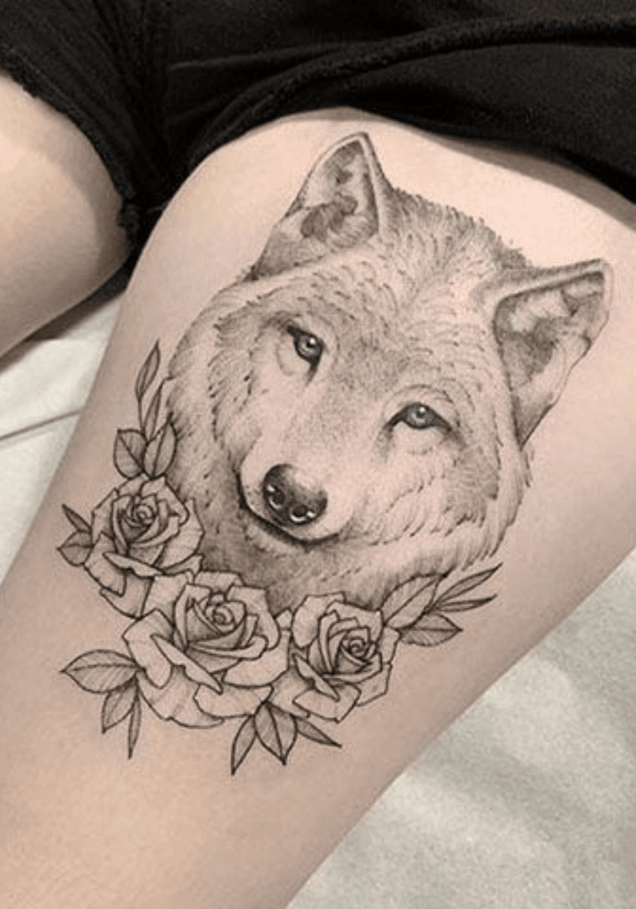 tatuagem de lobo feminina na coxa