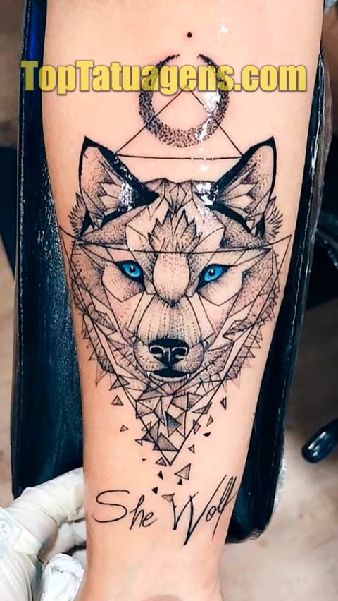 tatuagem de lobo feminina na panturrilha