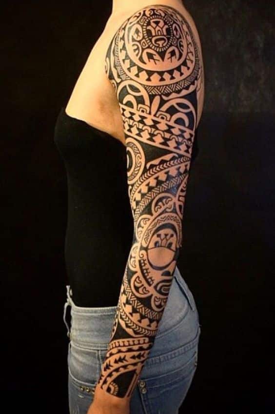 tatuagem tribal feminina no braço