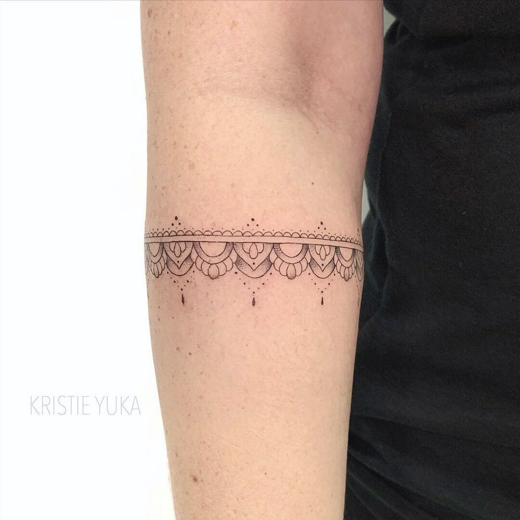 tatuagem tribal feminina no braço