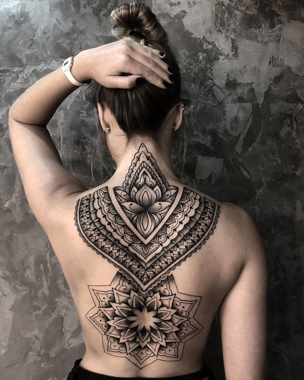 tatuagem tribal feminina nas costas