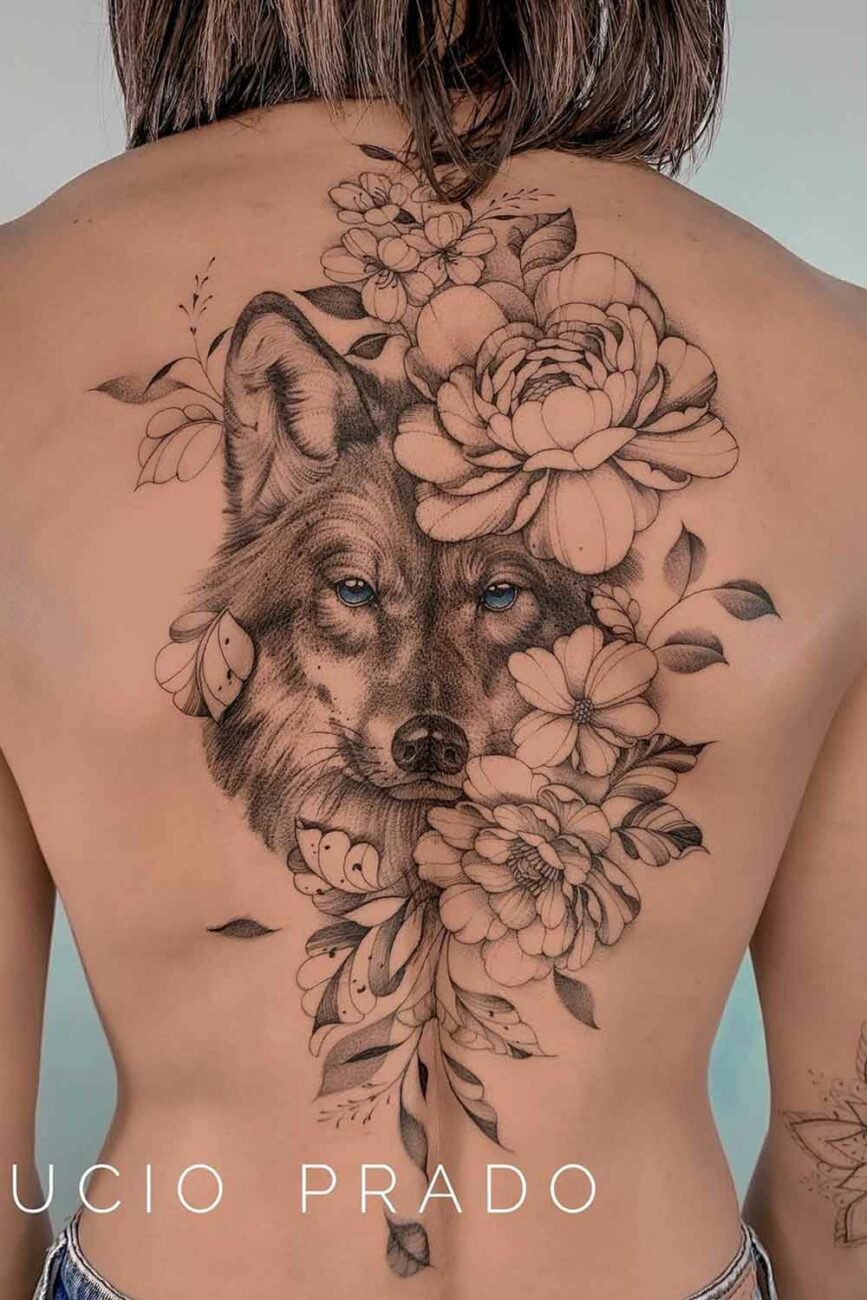 tatuagem de lobo feminina nas costas