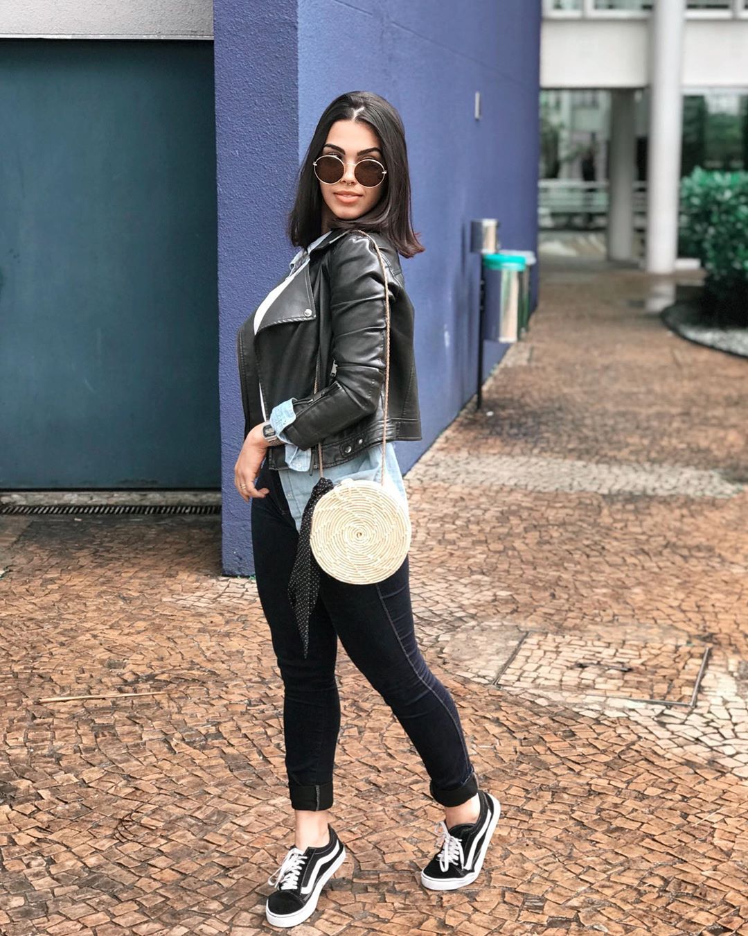 Look com Bolsas Pequenas e de Mão