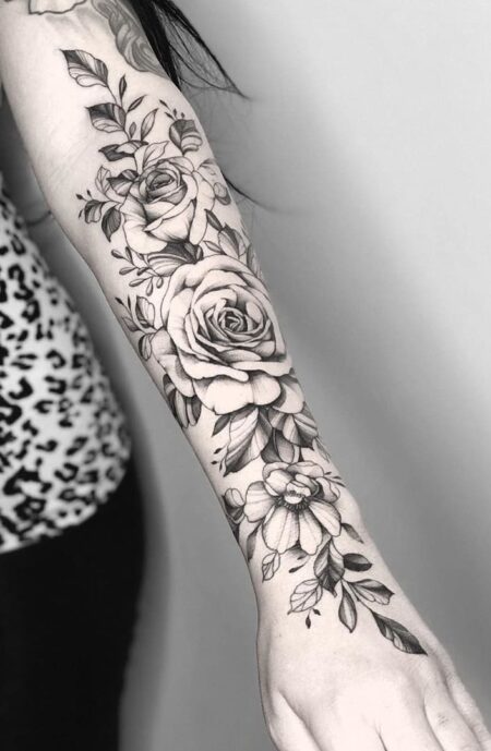 tatuagem-feminina-braco-fechado-flores