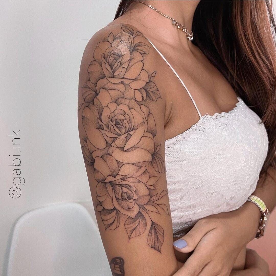 tatuagem-feminina-com-flores-no-braco