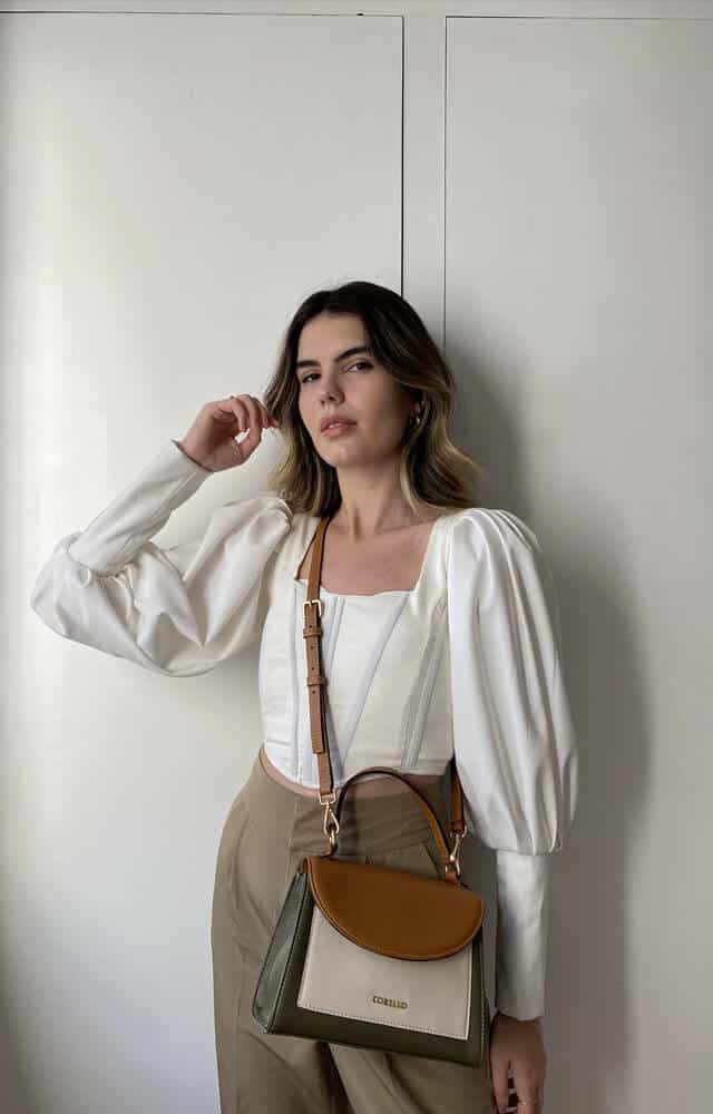 Look com Bolsas Pequenas e de Mão