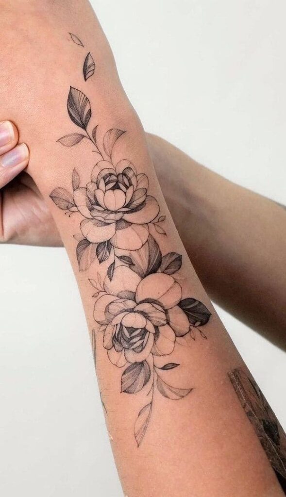 tatuagem-feminina-com-flores-no-braco