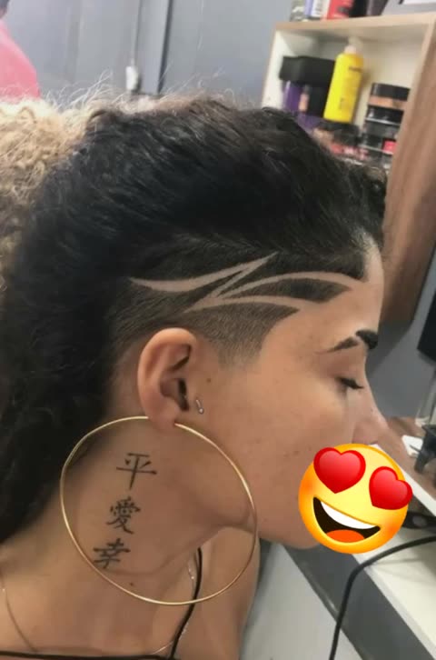 Cabelo Feminino Raspado De Um Lado