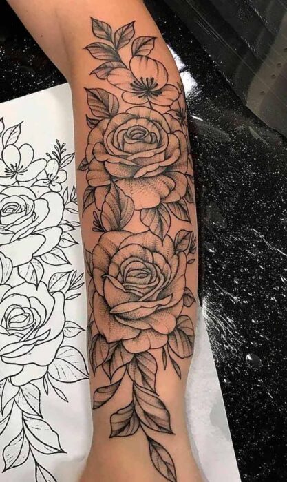 tatuagem-feminina-braco-fechado-flores