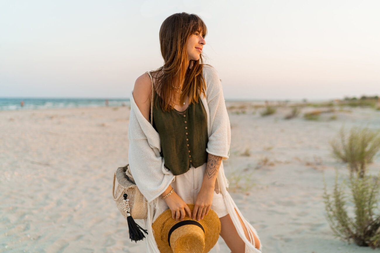 look praia feminino com chapéu