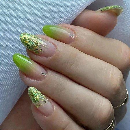 unha verde decorada com glitter