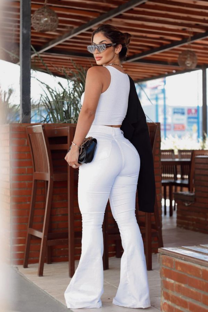 calça flare branca