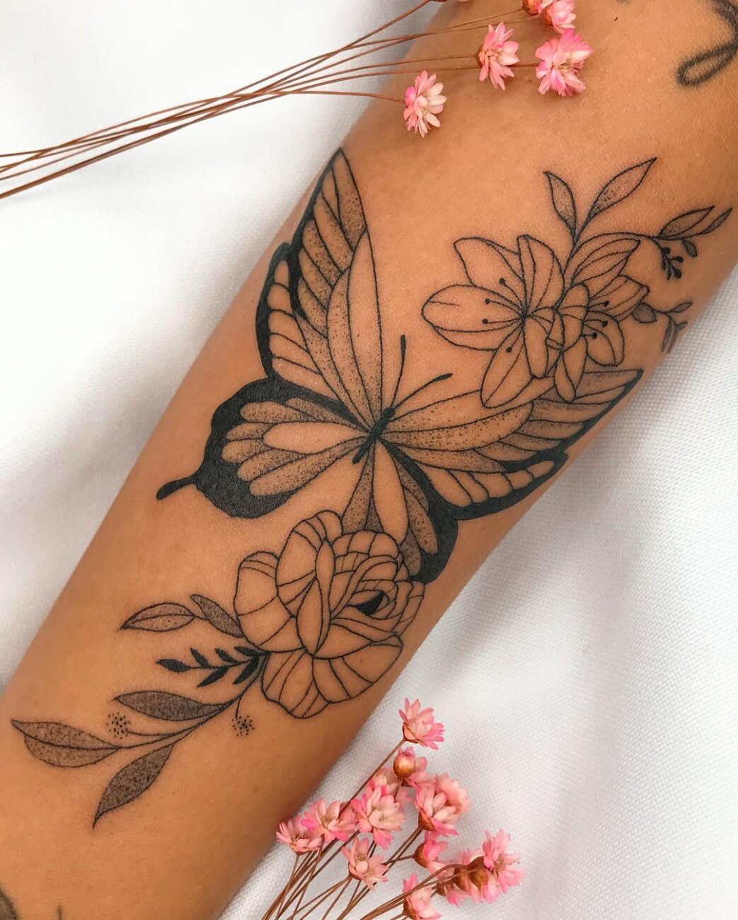 tatuagem-feminina-com-flores-no-braco