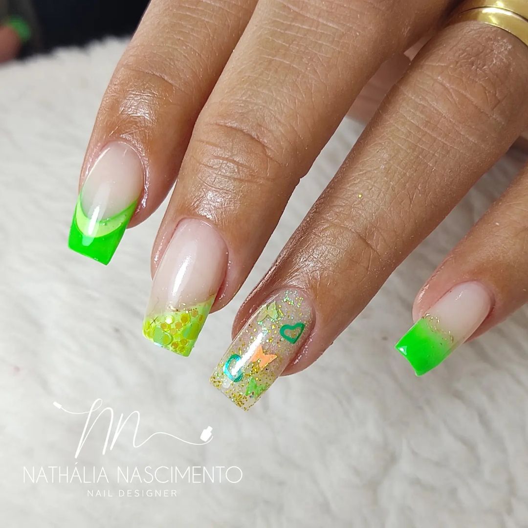 unha verde decorada com glitter