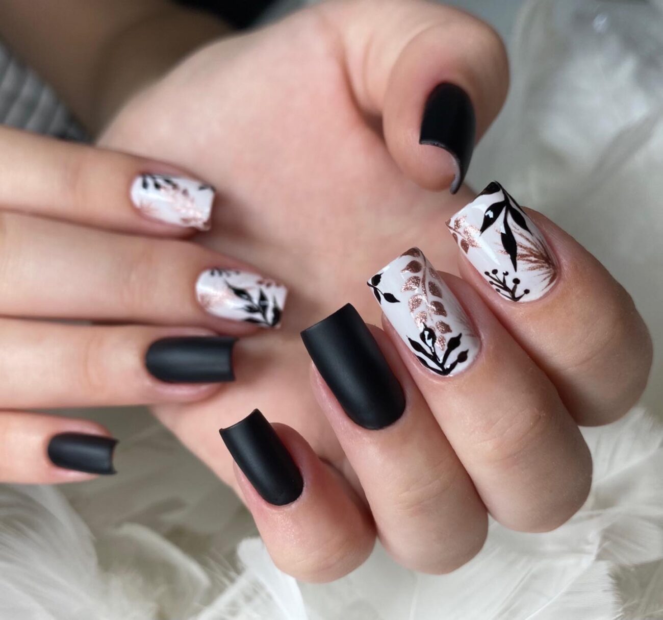 unhas-decoradas-bege-e-preto