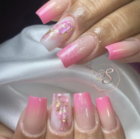 ideias-lindas-de-unha-em-gel-decorada-rosa