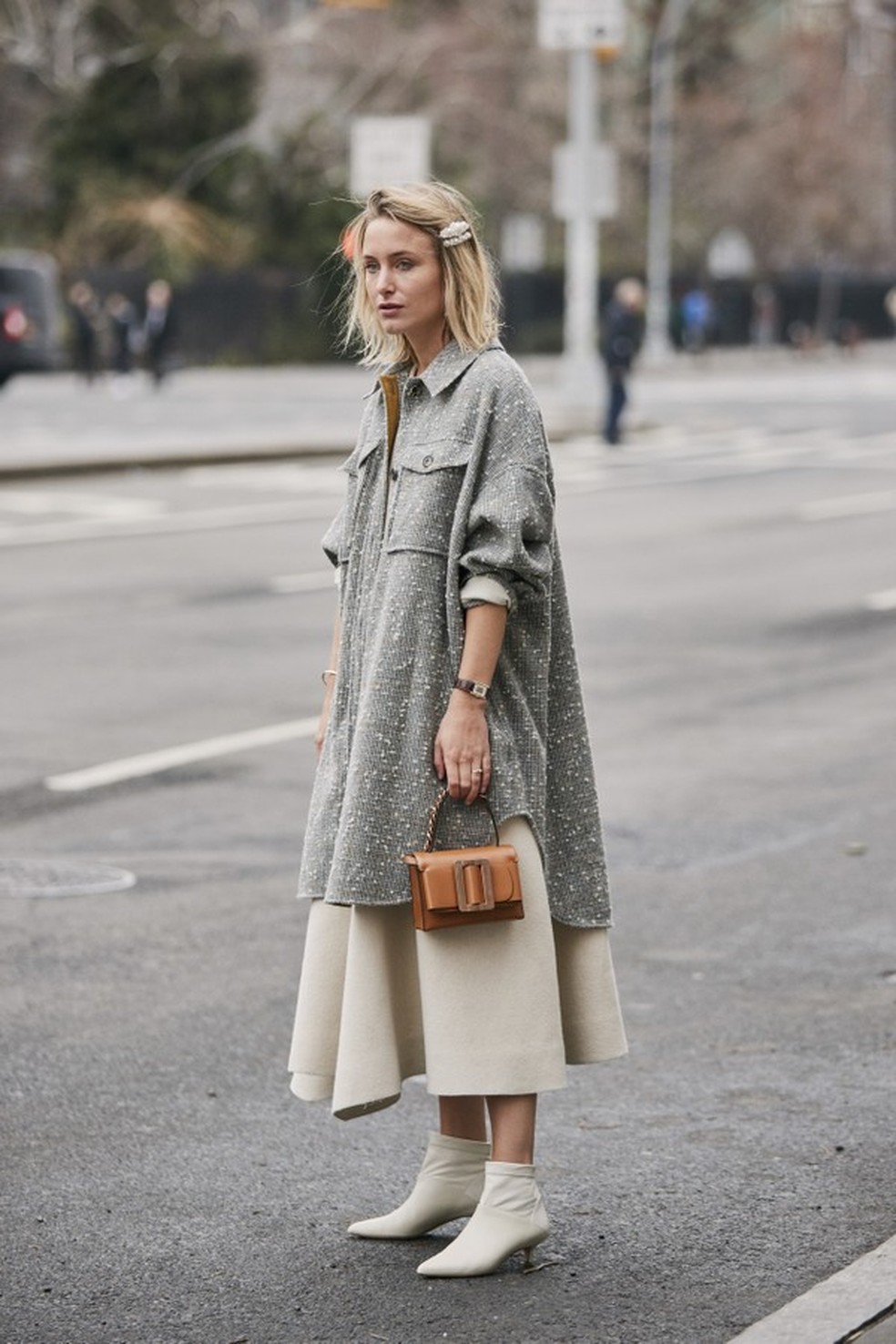 Look com Bolsas Pequenas e de Mão