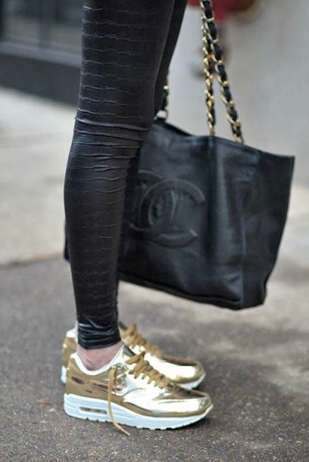 Look com Tenis Dourado