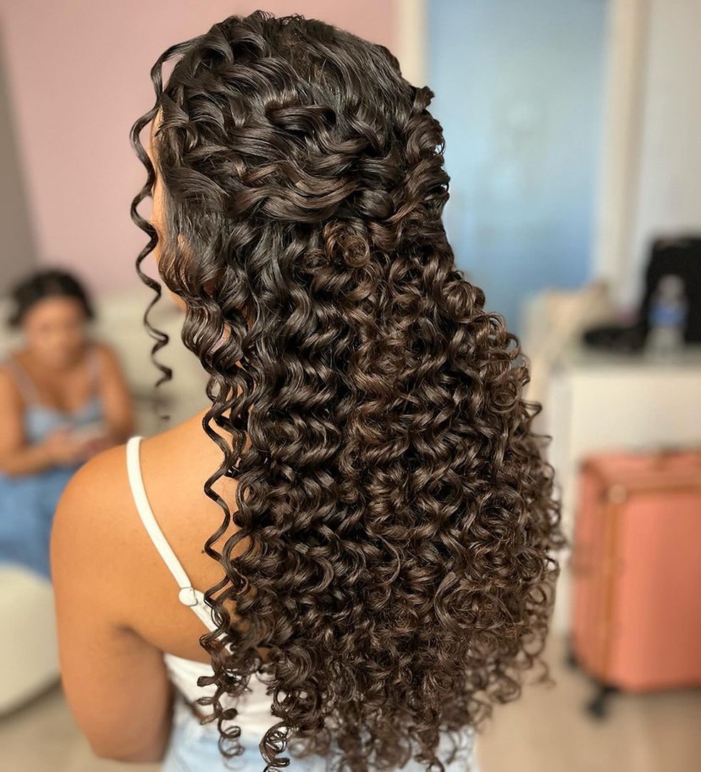 penteados-para-cabelo-cacheado-casamento