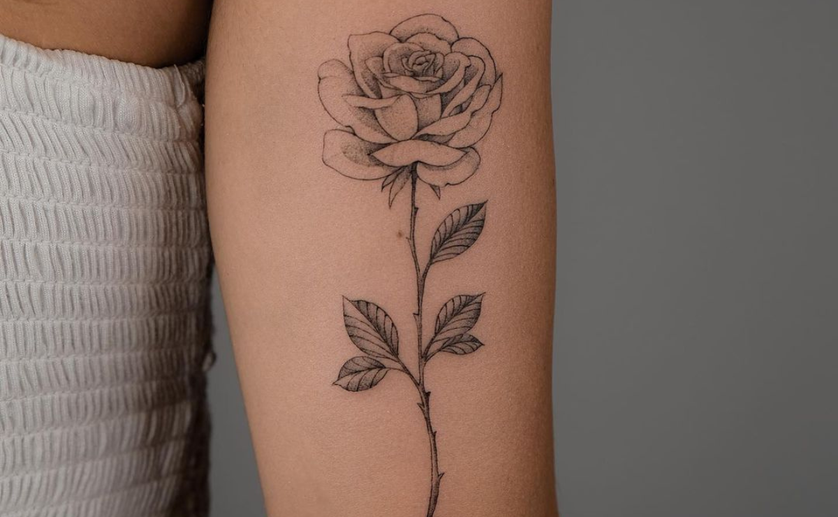 tatuagem-feminina-com-flores-no-braco