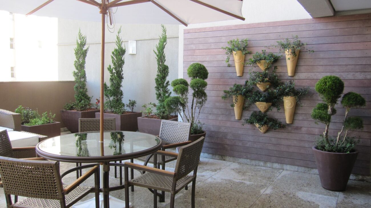 quintal decorado com plantas