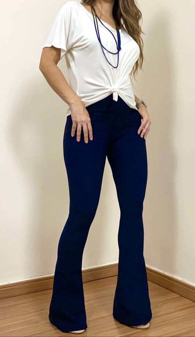 calça flare azul