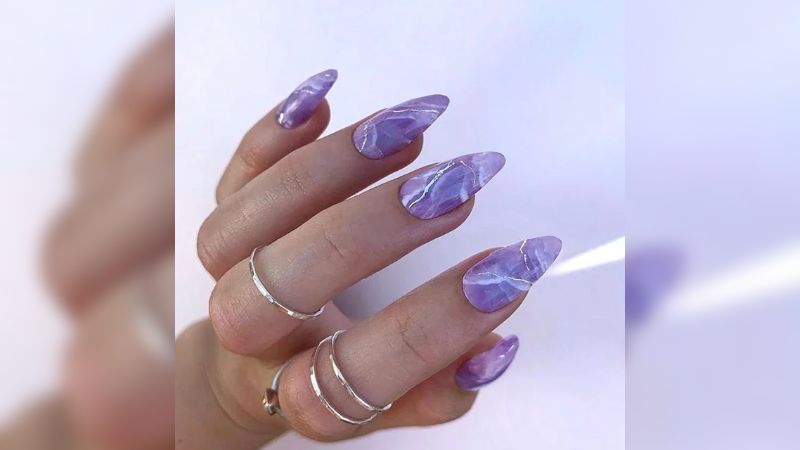 unhas-decoradas-lilas-e-branco