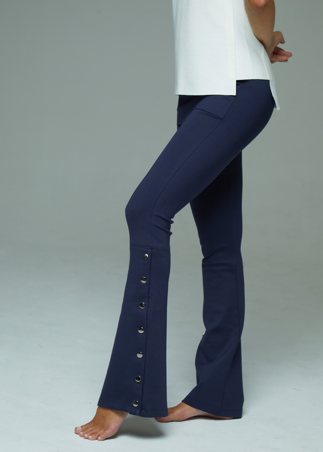 calça flare azul